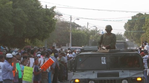 Residentes reciben a los soldados mexicanos que llegan a la ciudad deLa Ruana, en Michoacan, Mexico el 20 de mayo de 2013.