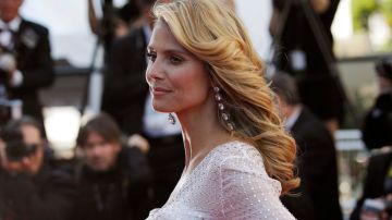 La modelo Heidi Klum muestra unas impresionantes joyas en la alfombra roja del Festival de Cannes.