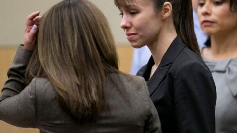 Arias lucía aliviada tras conocer la decisión de la jueza.