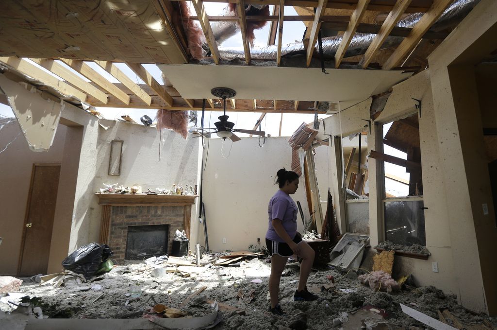 Ericka Rivera revisa su casa dañada por el tornado, en el pueblo de Moore.