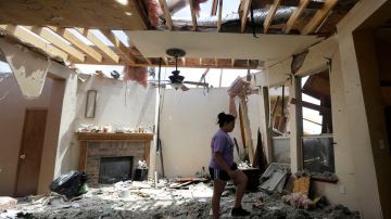 Ericka Rivera revisa su casa dañada por el tornado, en el pueblo de Moore.