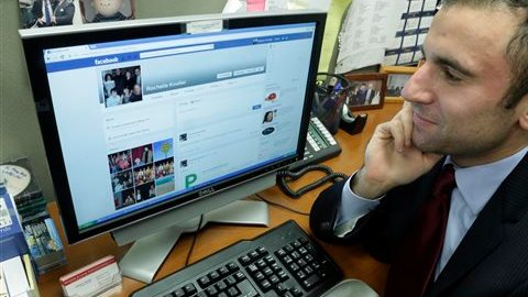 Los usuarios están abandonando la red social debido a la presencia de familiares de mayor edad