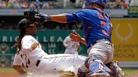 McCutchen anota ante el esfuerzo de bloqueo de Castillo por evitarlo.
