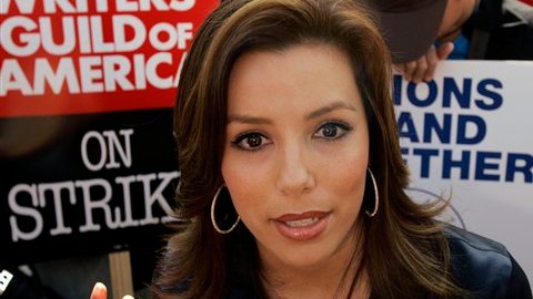 Eva longoria recibió su titulación en Estudios Chicanos