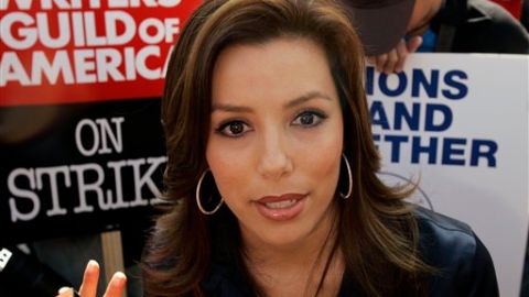 Eva longoria recibió su titulación en Estudios Chicanos