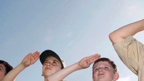 Boy Scouts saludan durante un evento. Al aceptar  miembros gay, la organización revirtió  una norma que data desde hace 103 años.