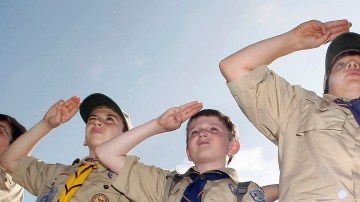 Boy Scouts saludan durante un evento. Al aceptar  miembros gay, la organización revirtió  una norma que data desde hace 103 años.