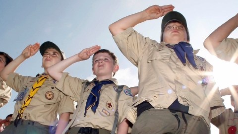 Boy Scouts saludan durante un evento. Al aceptar  miembros gay, la organización revirtió  una norma que data desde hace 103 años.