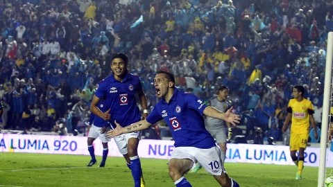 Christian Giménez celebra después de  horadar el arco de Moisés Muñoz; abajo, el Estadio Azul muestra su majestuosidad.
