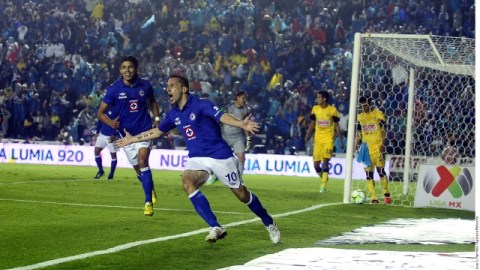 Christian Giménez celebra después de horadar el arco de Moisés Muñoz; abajo, el Estadio Azul muestra su majestuosidad.