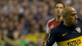 Clemente Rodríguez (izq.)  de Boca Jrs. lucha por la pelota con Víctor Figueroa    de Newell's Old Boys.