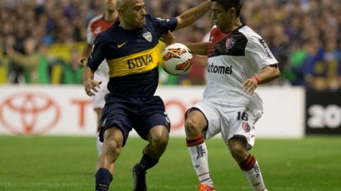 Clemente Rodríguez (izq.)  de Boca Jrs. lucha por la pelota con Víctor Figueroa    de Newell's Old Boys.