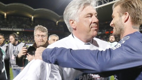 Carlo Ancelotti (izq.) se despide de David Beckham tras  la celebración del campeonato logrado en Francia con el París Saint Germain.