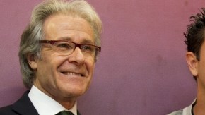 Xavi Hernández (centro), flanqueado por Ramón Alfonseda (izq.)  de Barsa Veterans,  y el presidente blaugrana Sandro Rossell.