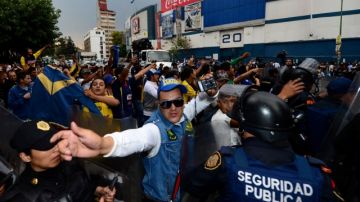 Tres mil policías fueron desplegados alrededor del Estadio Azul para controlar ayer a la multitud.