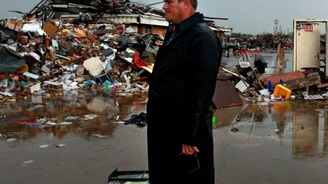 Mark Hamm, concejal de la Ciudad de Moore y agente del Sheriffmira los escombros en la escuela Plaza Towers, ahora inundada tras la lluvia.
