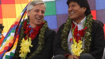 Evo Morales (d), y el vicepresidente, Álvaro García Lineros, participan en el "Cabildo patriótico y revolucionario por la defensa de la democracia".