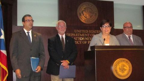 De izquierda a derecha, el fiscal de Puerto Rico, Héctor Ramírez Carbó; el jefe de la Policía, Héctor Pesquera; la jefa de Fiscalía Federal en San Juan, Rosa Emilia Rodríguez; el jefe del Servicio de Inmigración y Control de Aduanas (ICE) en Puerto Rico, Ángel Meléndez y la inspectora del Servicio Postal de los Estados Unidos, Delany De León.