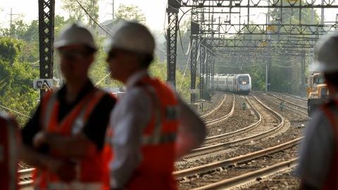 Empleados de la MTA en la zona donde ocurrió el choque.