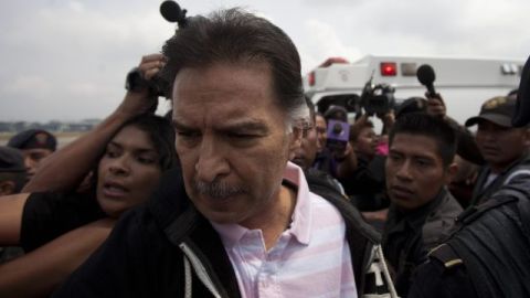 El expresidente de Guatemala Alfonso Portillo es escoltado por autoridades guatemaltecas hoy.