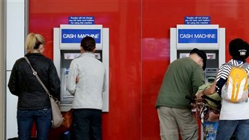 Los migrantes disminuyeron su cuota de envío de dinero a México