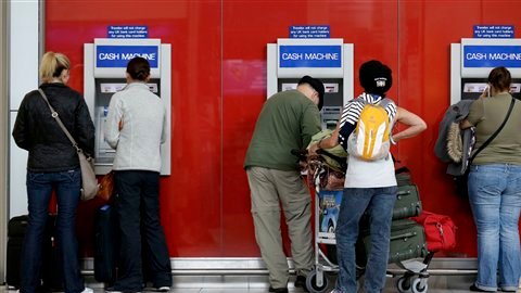 Los migrantes disminuyeron su cuota de envío de dinero a México
