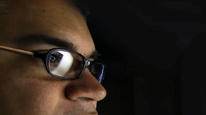 El Dr. Raymundo Romero, oncólogo del Centro de Cáncer Cecilia González de La Hoya, revisa unas radiografías de seno.