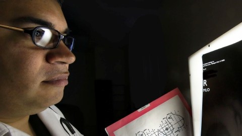 El Dr. Raymundo Romero, oncólogo del Centro de Cáncer Cecilia González de La Hoya, revisa unas radiografías de seno.