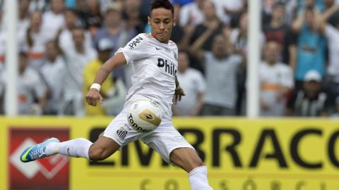 Neymar aún no sabe si se va con uno o con otro gigante del fútbol español.