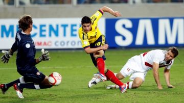 El colombiano James Rodríguez (centro) fue autor de un gol frente a Perú en el partido de ida celebrado en Lima.