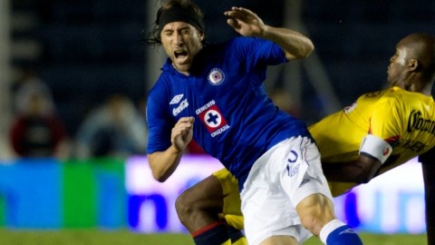 El argentino Pavone entró en las postrimerías del partido y fue bien marcado por Mosquera.