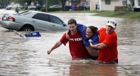 San Antonio y Austin permanecieron la mayor parte de este sábado bajo advertencias de inundaciones.