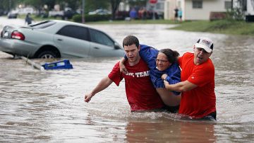 San Antonio y Austin permanecieron la mayor parte de este sábado bajo advertencias de inundaciones.