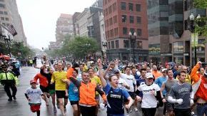 Los corredores que no pudieron terminar el maratón de Boston el 15 de abril a causa de los atentados, cruzan la línea de meta en la calle Boylston en un evento que les permitió terminar el último tramo de la carrera.