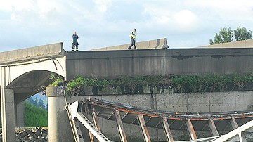 Autoridades buscan cómo comunicar nuevamente el puente colapsado en carretera interestatal aunque estiman la solución no estará lista antes del Día de los Caídos en las Guerras.