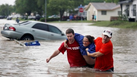 Los niveles del río San Antonio alcanzaron niveles récord antes de llegar al centro de esa ciudad, donde el agua se elevó hasta a 10.4 metros.