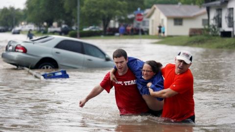 Los niveles del río San Antonio alcanzaron niveles récord antes de llegar al centro de esa ciudad, donde el agua se elevó hasta a 10.4 metros.