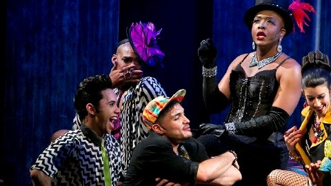 El elenco de la obra durante una escena. "Neon Baby' es un homenaje a los gay latinos y negros que vivieron en la década de los 80, marcada por el sida.