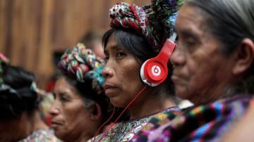 Durante el proceso al exdictador Efraín Ríos Montt, mujeres escuchan el juicio traducido a la lengua Ixil.