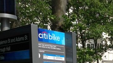 Al ver las bicicletas listas en sus distintas estaciones este domingo, los ciudadanos comenzaron a informarse sobre el servicio.