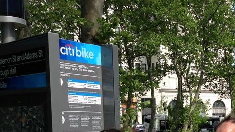 Al ver las bicicletas listas en sus distintas estaciones este domingo, los ciudadanos comenzaron a informarse sobre el servicio.