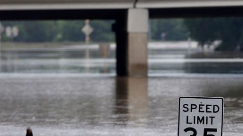 San Antonio y Austin permanecieron la bajo advertencias de inundaciones.