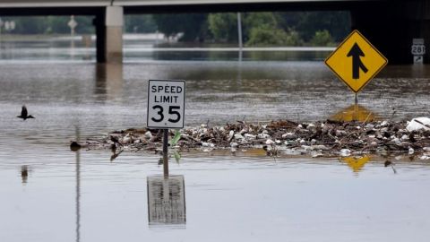 San Antonio y Austin permanecieron la bajo advertencias de inundaciones.