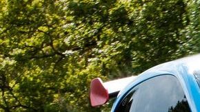 Silueta compacta y con voladizos cortos que resaltan su temperamento deportivo.