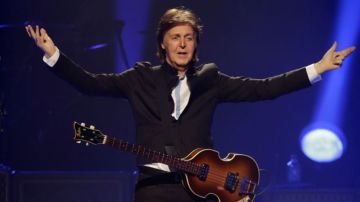 McCartney depositó una púa personal de guitarra para que Elvis pueda tocar en el cielo.