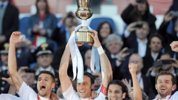 El capitán de Lazio, Stefano Mauri, levanta el trofeo como nuevos monarcas de la Copa Italia, tras vencer a la Roma por 1-0.