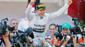 El germano   Nico Rosberg celebra el triunfo en el circuito de Mónaco.