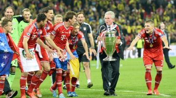 El técnico del  Bayern Munich,  Jupp Heynckes, sostiene el trofeo de la Champions ganado al Borussia Dortmund.