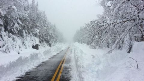 El portavoz dijo que el área de Mount Mansfield, en Stowe, Vermont, registró 13.2 pulgadas de nieve el domingo.