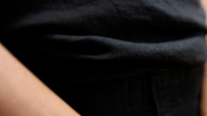 Contra el acusado se presentaron cargos de acoso agravado, agresión y crimen de odio.